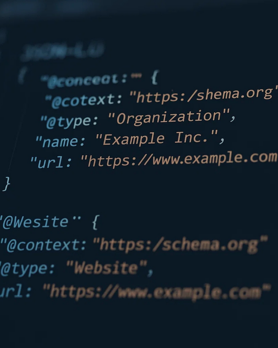 ALT (EN): JSON-LD Organization and Website schema in a code editor — Vista by Lara ALT (AR): مخطط JSON-LD لجهة Organization وWebsite في محرر كود — Vista by Lara
